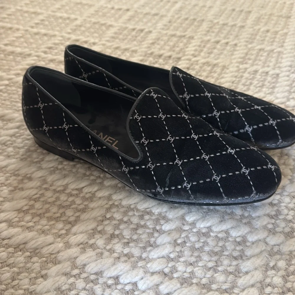 CHANEL - Women’s Grey Velvet Quilted CC Logo Loafers Slippers - Size: 37.5